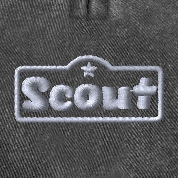 Scout Logo gestickt weiß, Druck vorne in Nahaufnahme